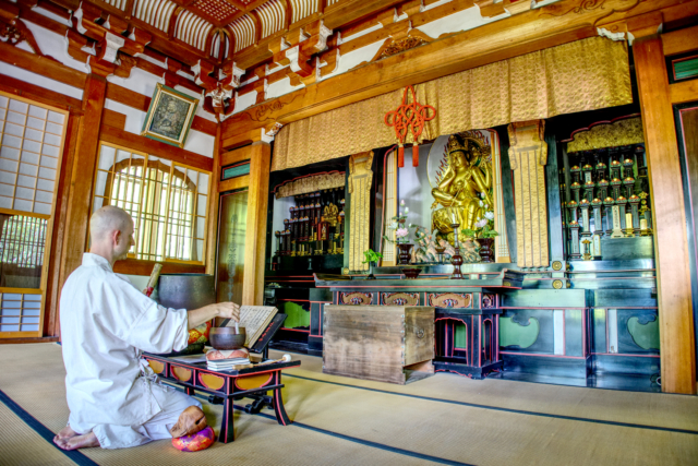 Morning service at Seikenji Temple